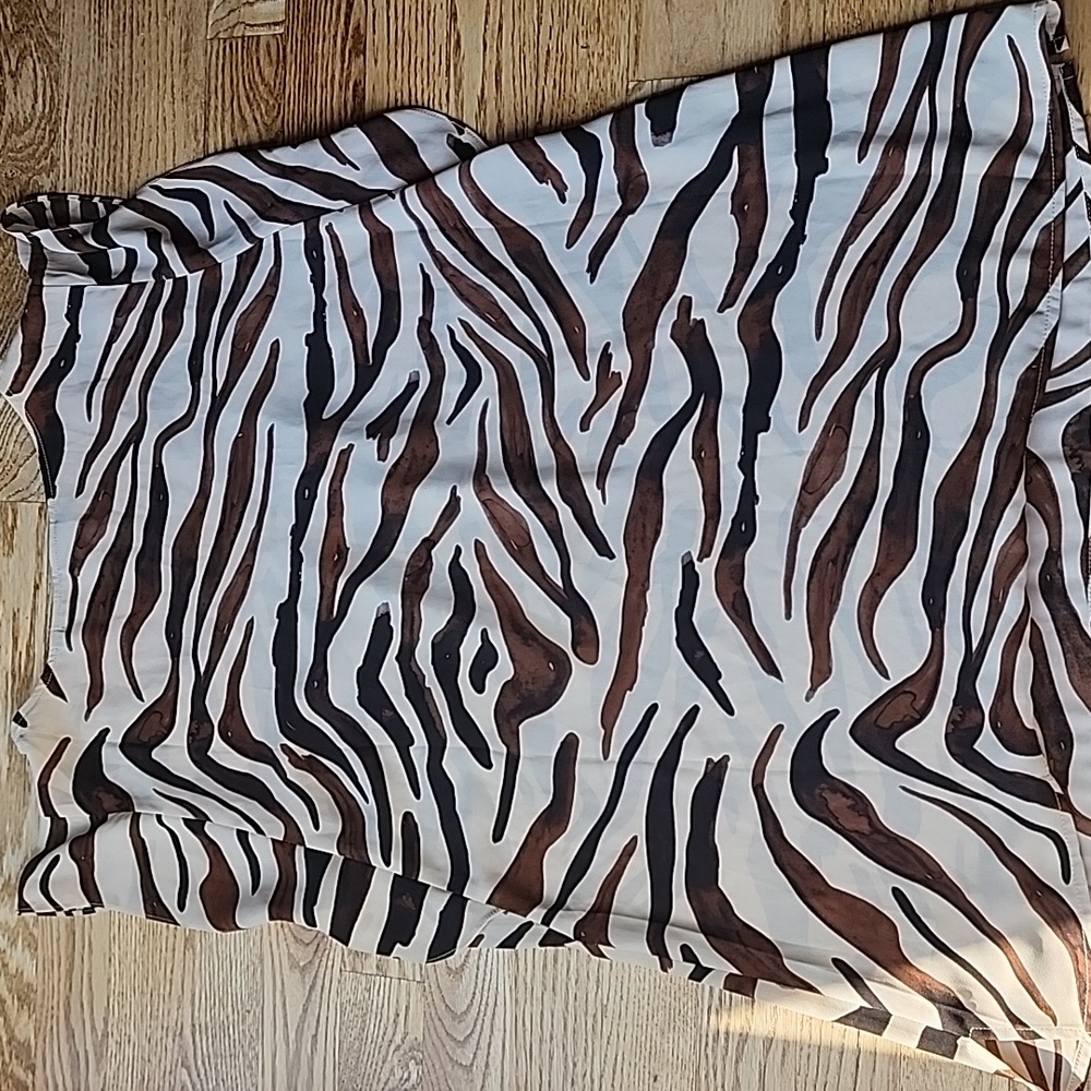 (M) CAbi Animal Print Blouse Sheer Ruffle Sleeve Romantic Nightout Vacation - Picture 8 of 8